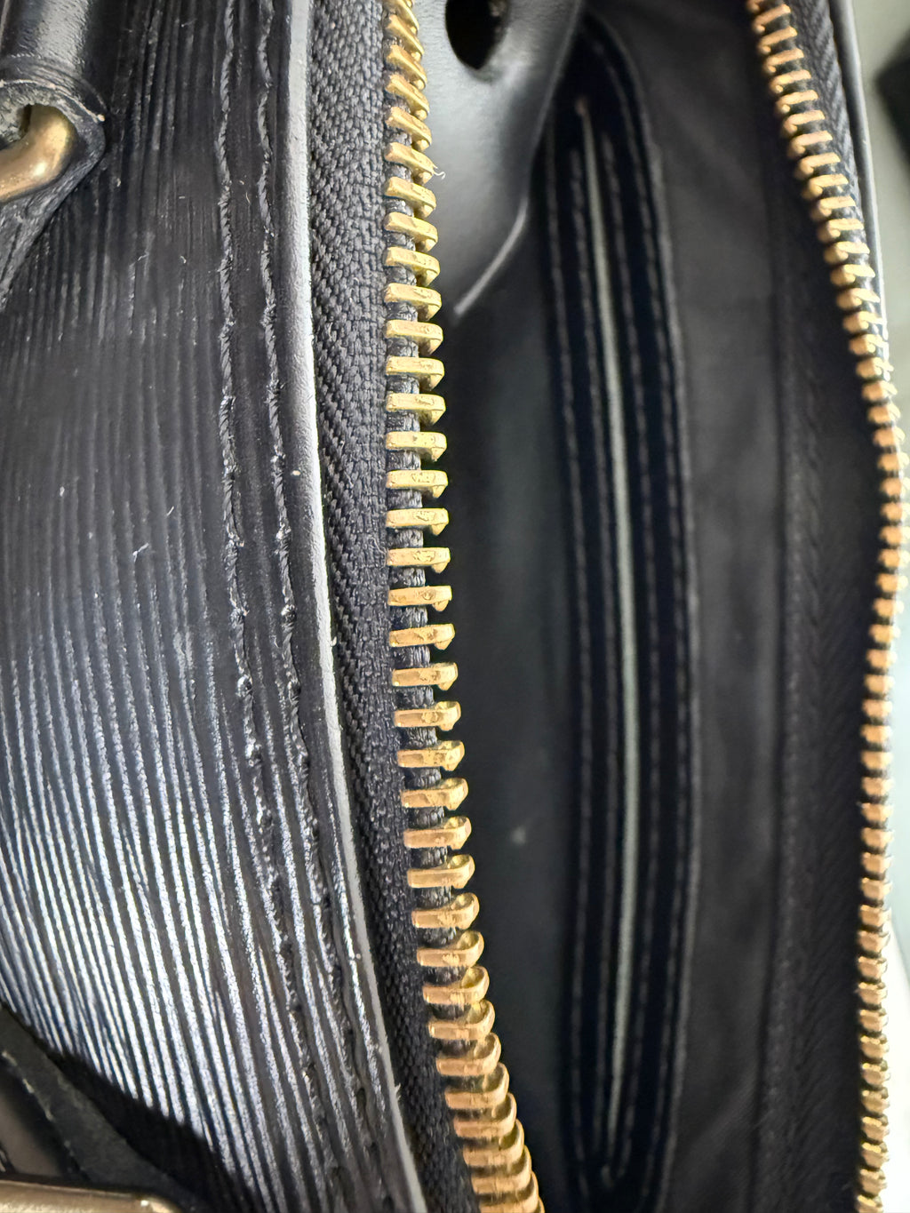 LOUIS VUITTON - Speedy Epi 25 Black