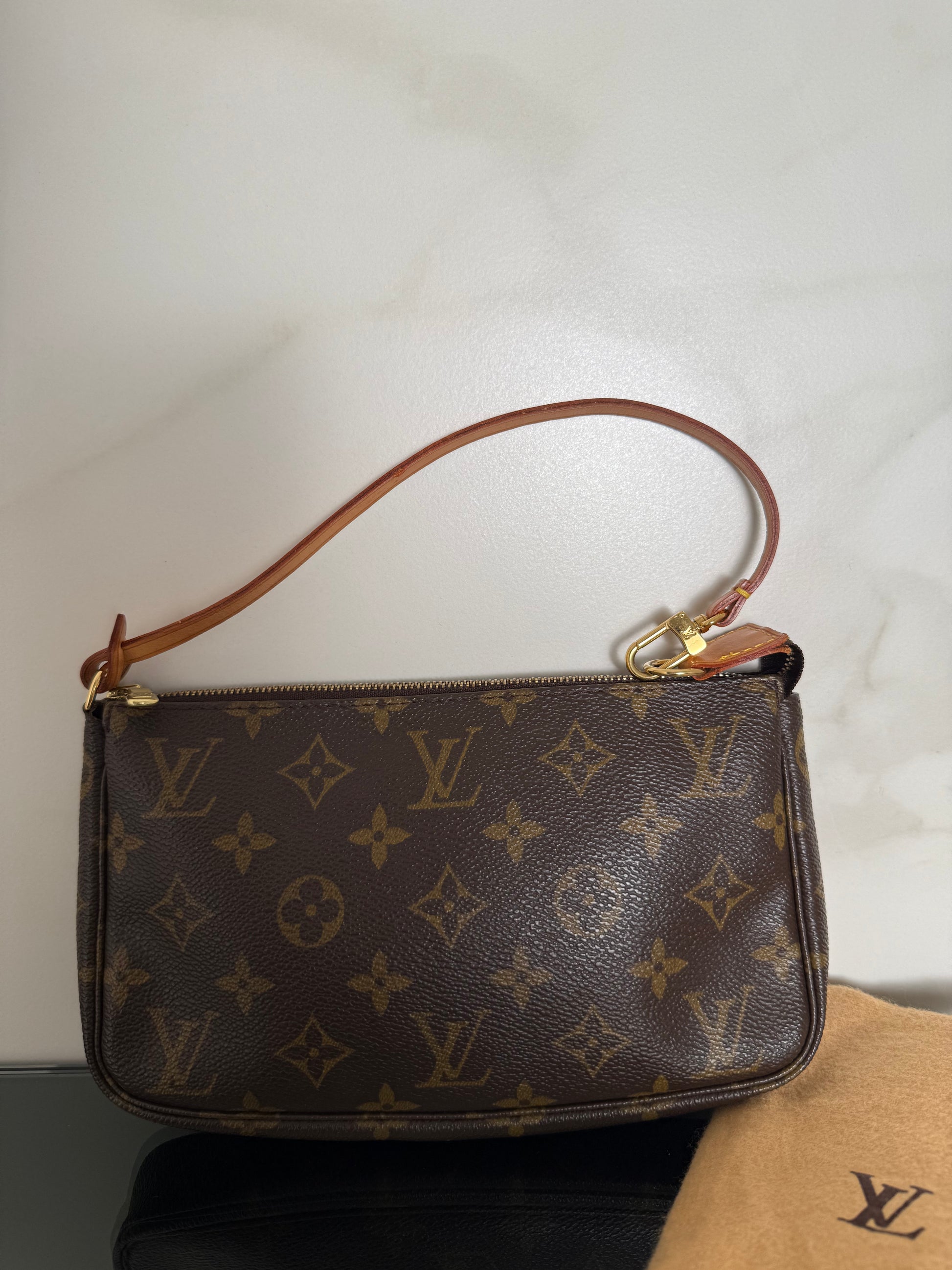 LOUIS VUITTON - Pochette Canvas