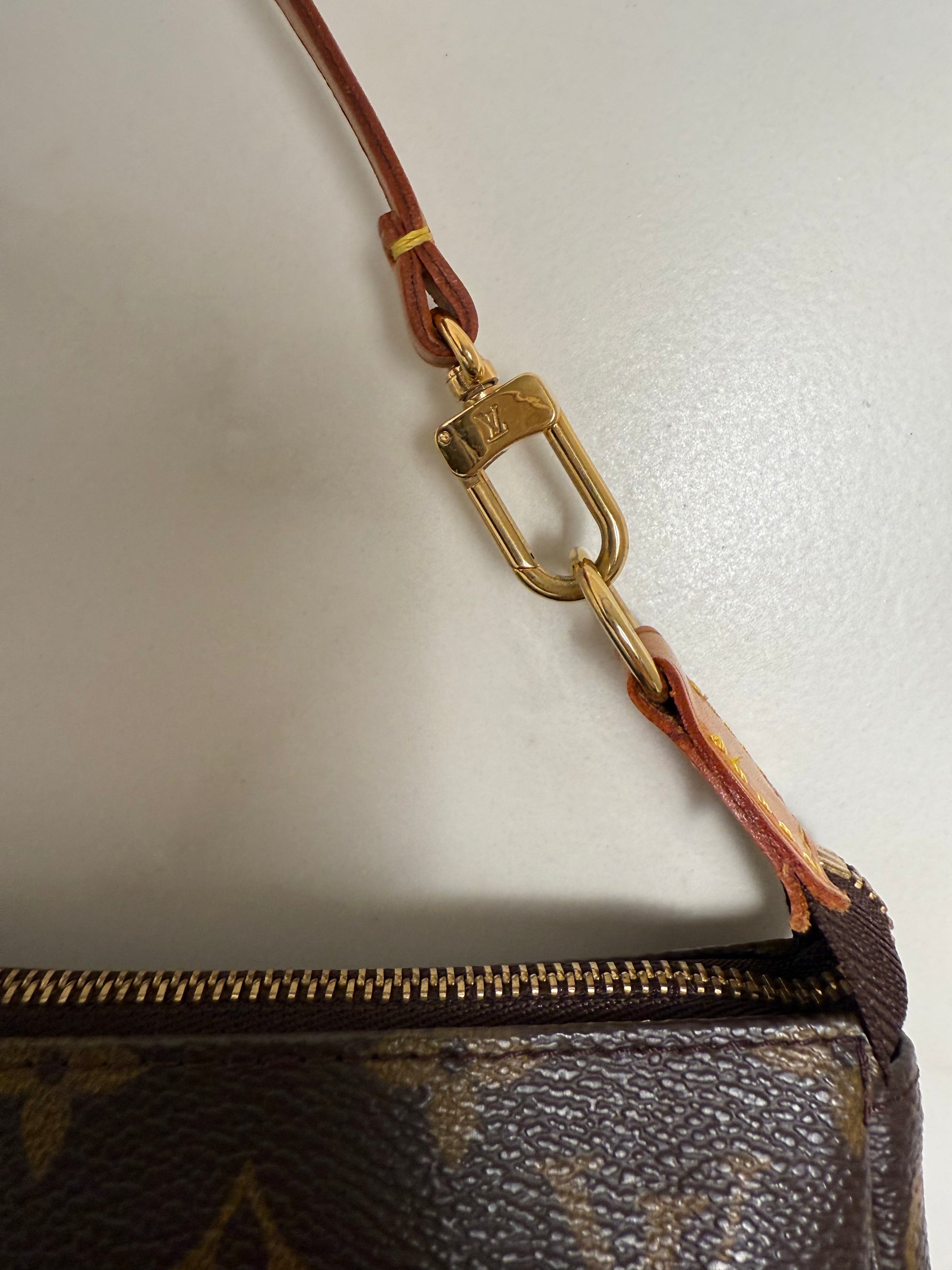 LOUIS VUITTON - Pochette Canvas