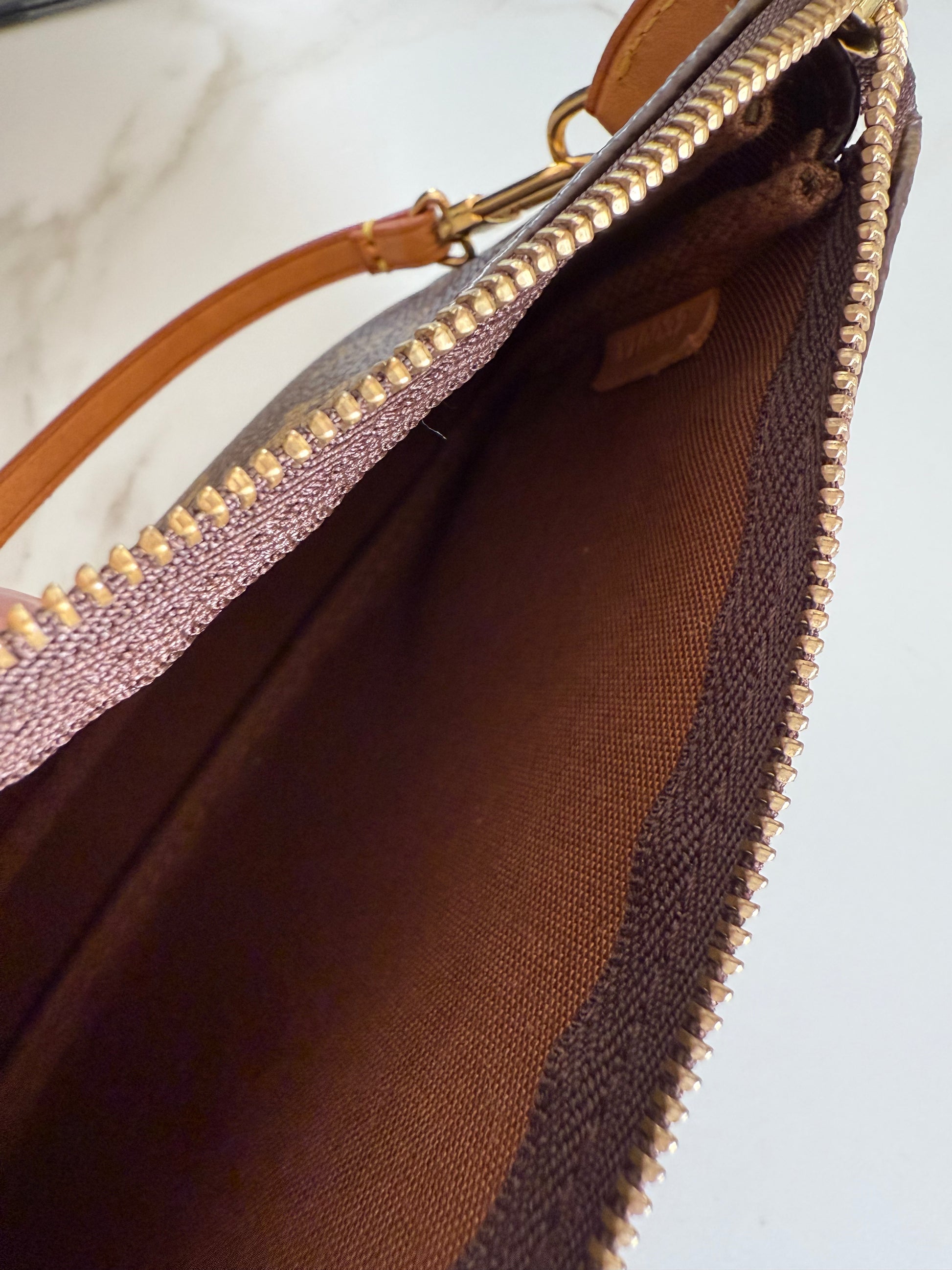 LOUIS VUITTON - Pochette Canvas
