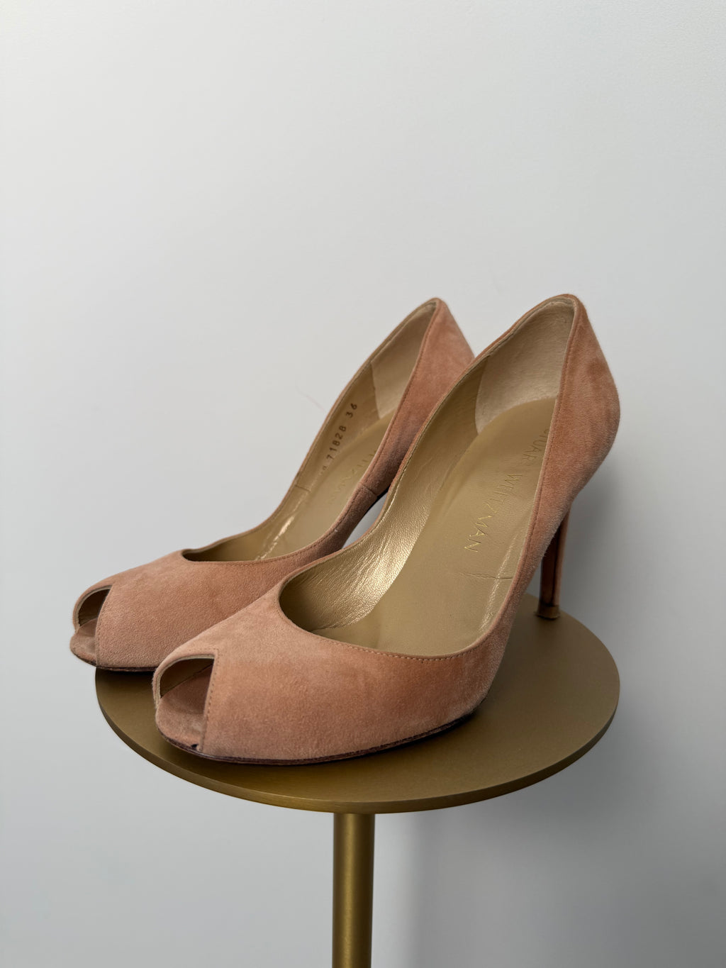 STUART WEITZMAN - Nude suede peeptoe