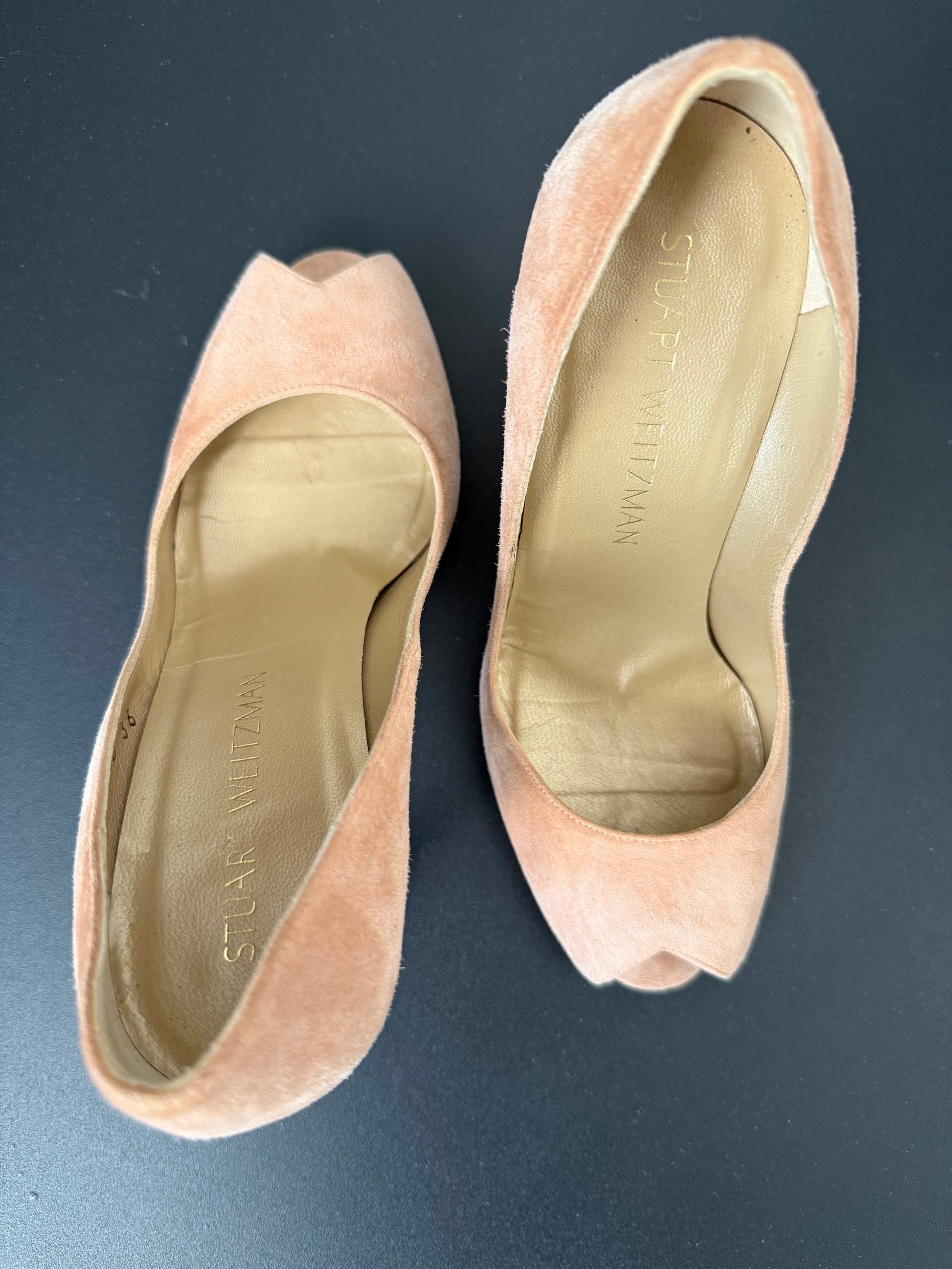 STUART WEITZMAN - Nude suede peeptoe