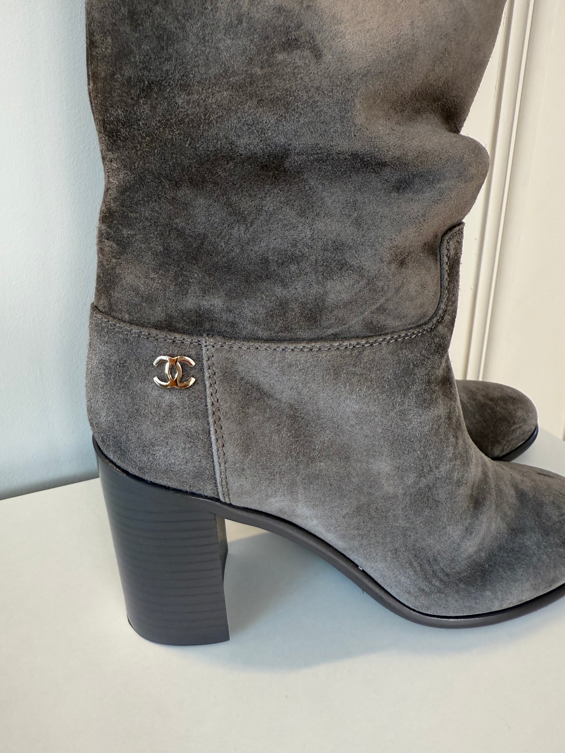 CHANEL - Suede overknee Boots