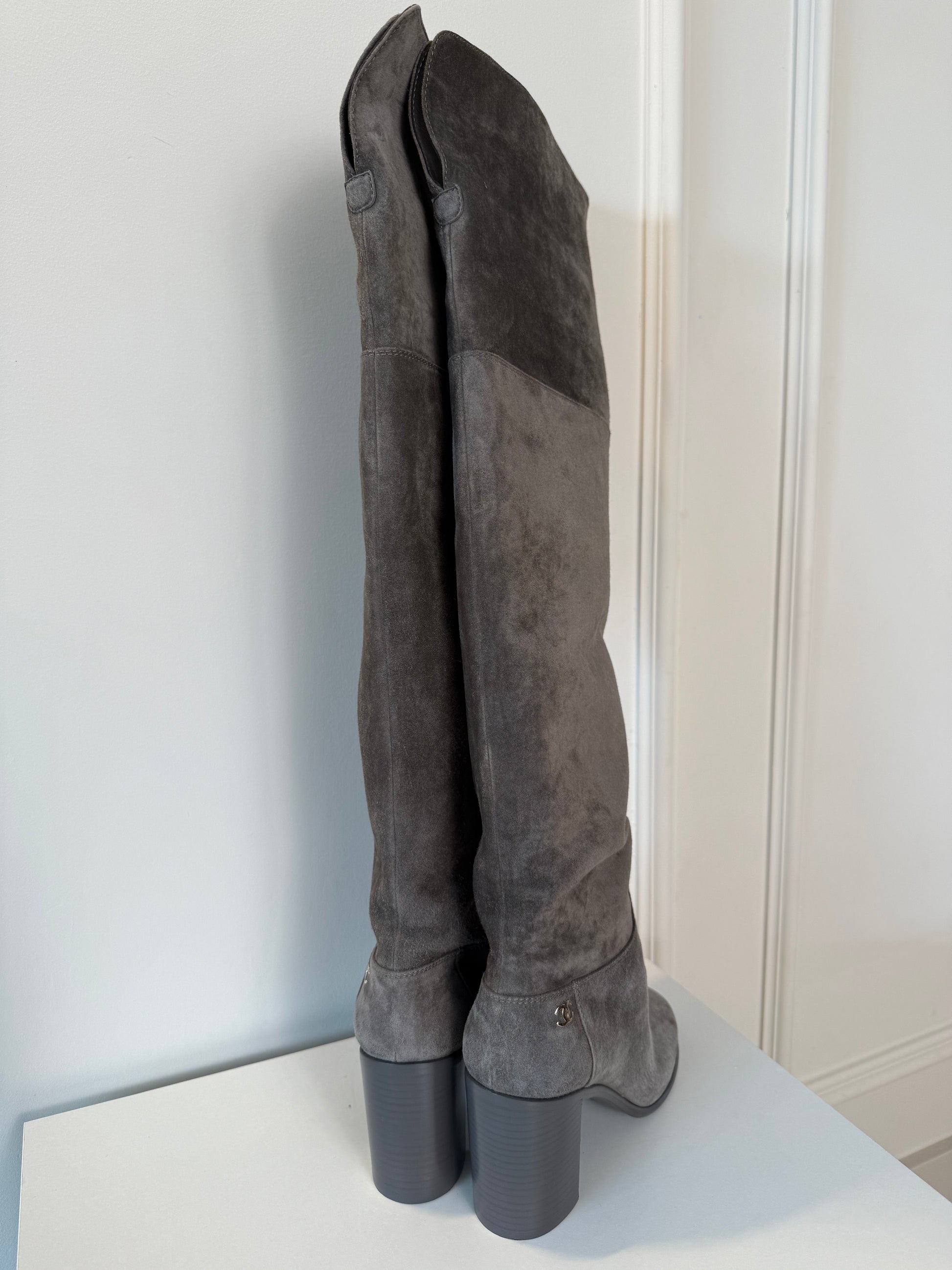 CHANEL - Suede overknee Boots