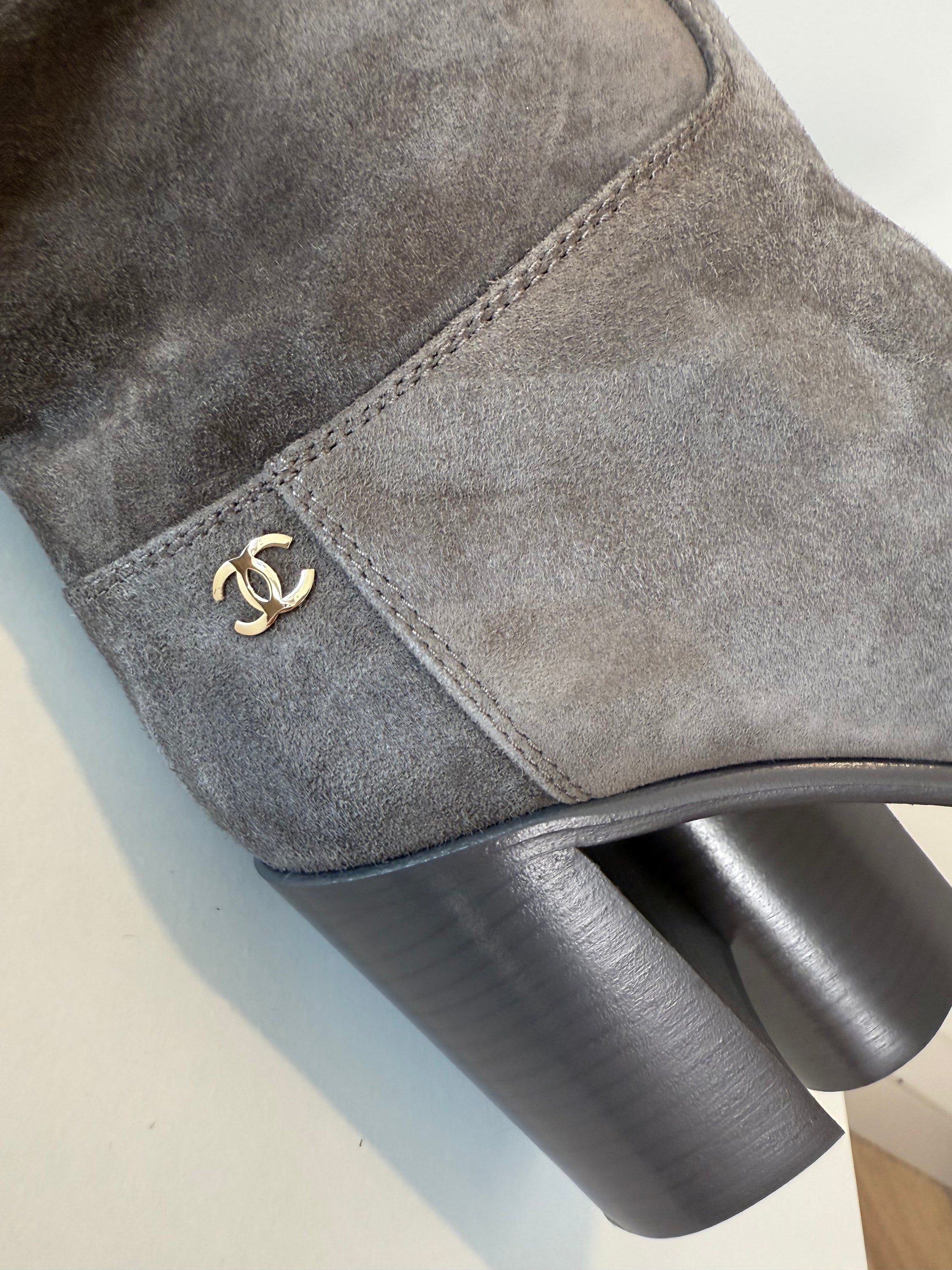 CHANEL - Suede overknee Boots