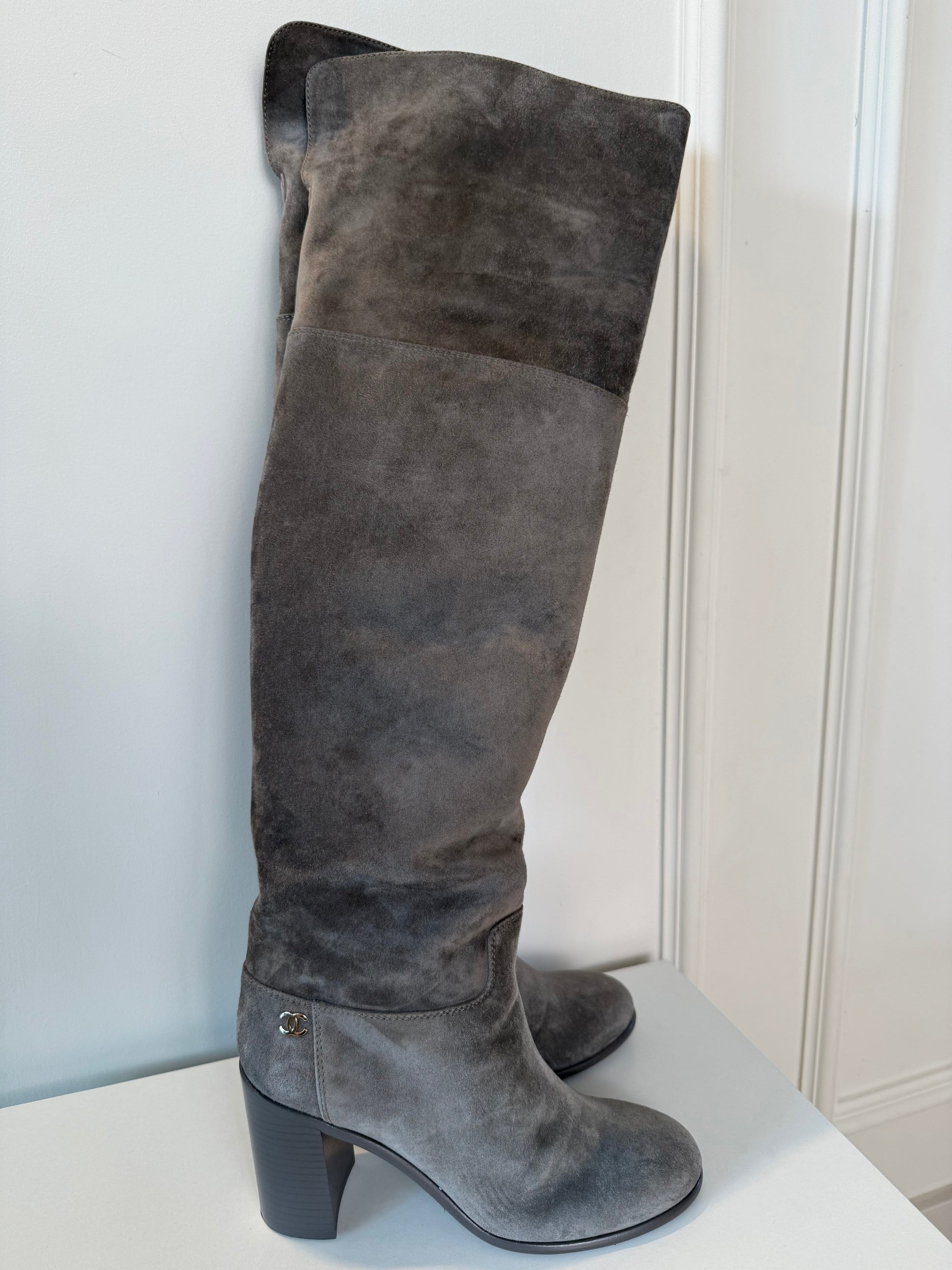 CHANEL - Suede overknee Boots